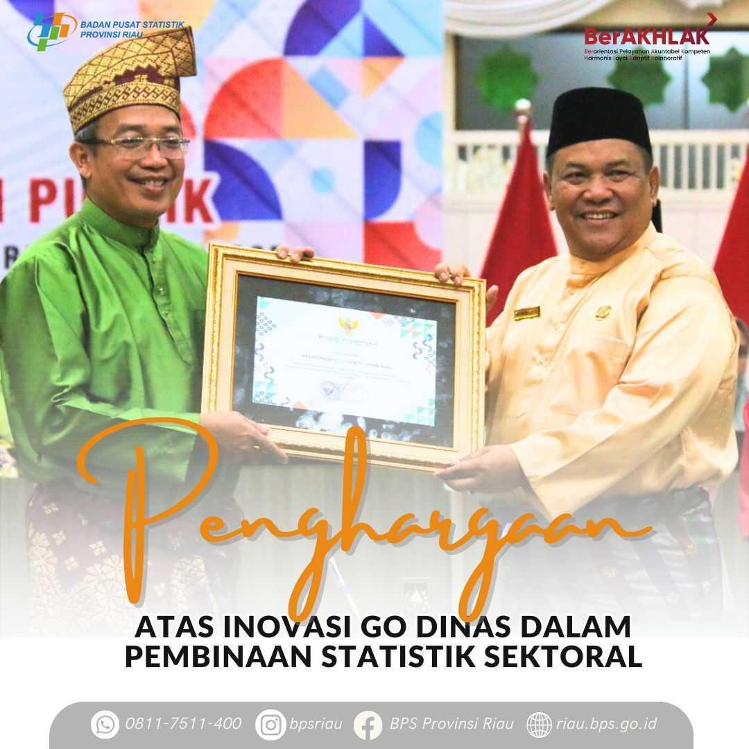 Pejabat Gubernur Riau Menyerahkan Penghargaan Inovasi Go Dinas Kepada Kepala BPS Provinsi Riau