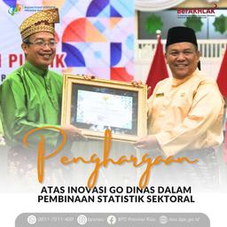 Pejabat Gubernur Riau Menyerahkan Penghargaan Inovasi Go Dinas Kepada Kepala BPS Provinsi Riau